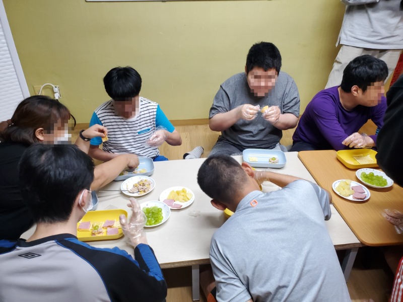 카나페만들기_단체사진 (3).jpg